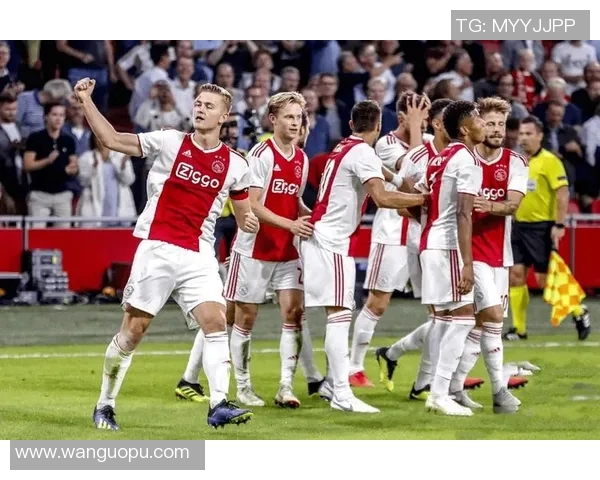 双足球明星对决:足坛新世纪的巅峰对抗与时代印记 双足球明星对决:足坛新世纪的巅峰对抗与时代印记