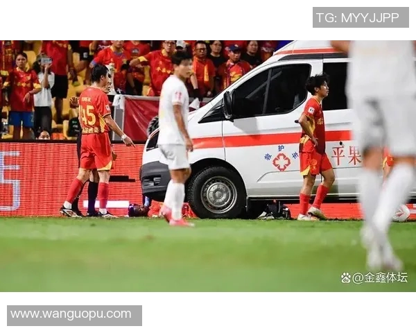 球星在激烈比赛中受伤倒地 医护人员紧急救治全程曝光